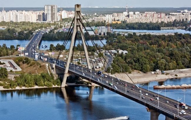 На одном из киевских мостов до конца октября ограничат движение транспорта