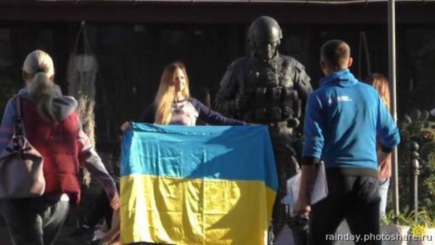 Искала и нашла: блогерша с украинским флагом оскандалилась в Крыму