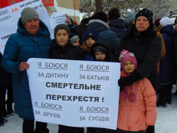 После смертельных ДТП в Алексеево-Дружковке жители вышли на акцию с требованием безопасности на дороге