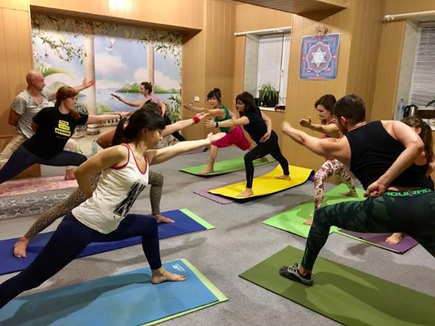 В Краматорске провели бесплатные мастер-классы по йоге от инструктора из США
