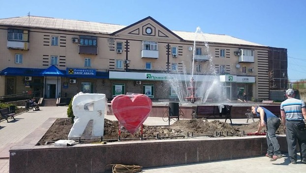 В Мирнограде заканчивают реконструкцию фонтанной площади