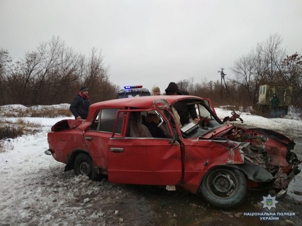 На скользкой дороге водитель не справился с управлением и совершил аварию на дороге Константиновка — Бахмут