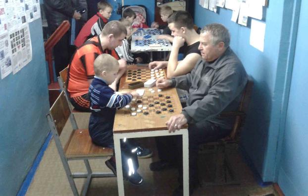 В Покровске дети сражалась в шашки и шахматы