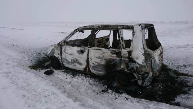 В Донецкой области посреди поля сгорел автомобиль 