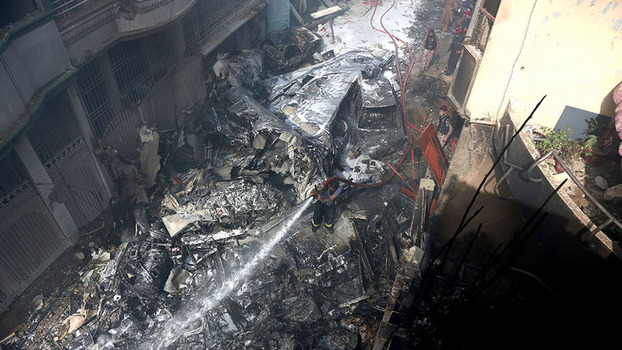 В авиакатастрофе в Пакистане выжили десятки людей