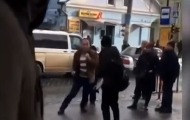 В Черновцах водитель автобуса подрался с пассажиром