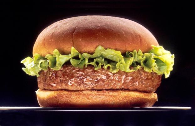 Ученый сообщил, когда в продаже появятся первые гамбургеры «из пробирки»