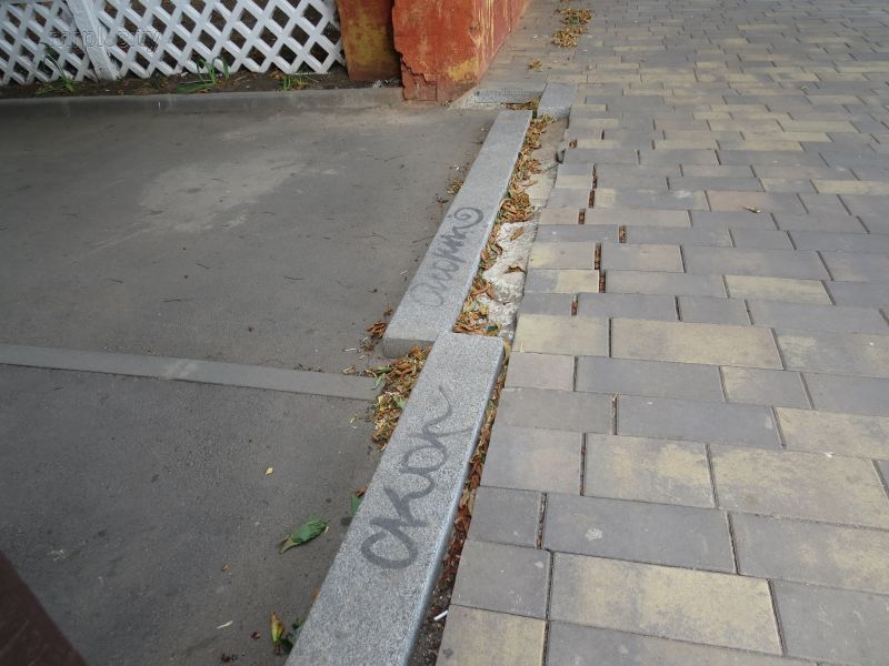 Кладка нового тротуара у городского лицея в центре Мариуполя рассыпается (ФОТОФАКТ)