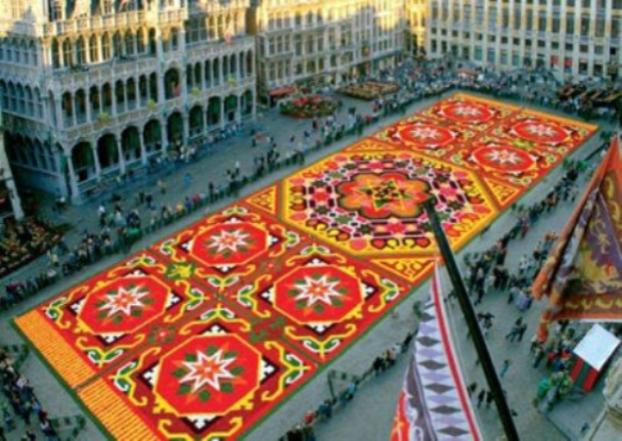 Самый большой ковер из цветов величиной в 1800 квадратных метров украсил площадь в Брюсселе