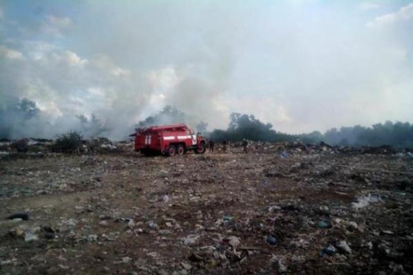 Пожар на свалке в Полтавской области не могут погасить уже четвертые сутки