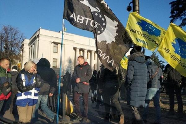 В Украине продолжается протест «евробляхеров»