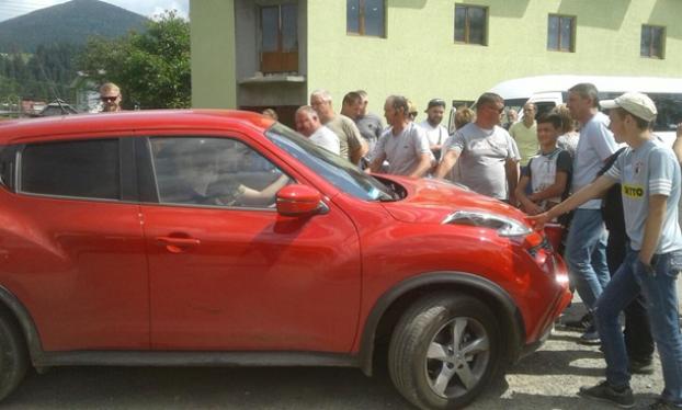 На Прикарпатье жители перекрыли дорогу: названа причина