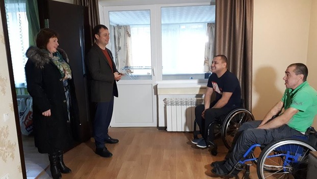 Мэр Покровска посетил людей с инвалидностью на дому