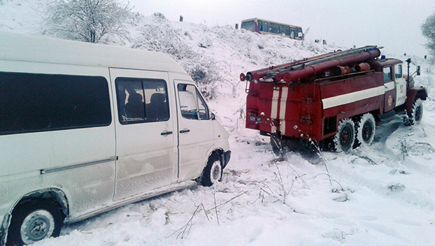 Спасатели Мирнограда помогли вытащить автобус из кювета
