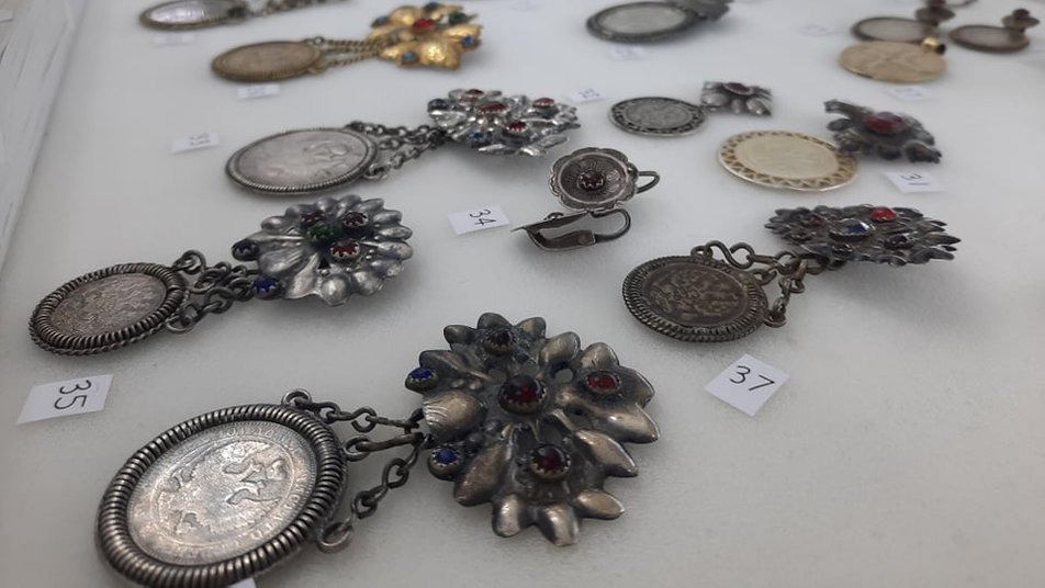 В музей Мариуполя передали 35 медальонов 19-го столетия