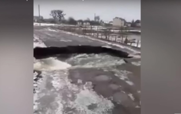 В Житомирской области наводнение смыло мост