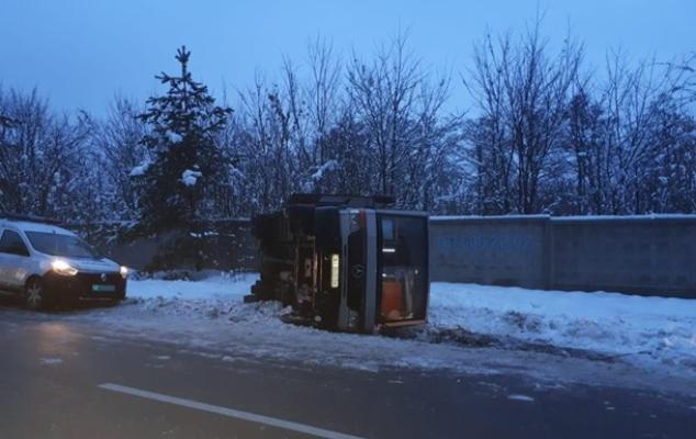 В Киевской области перевернулась маршрутка, восемь пострадавших