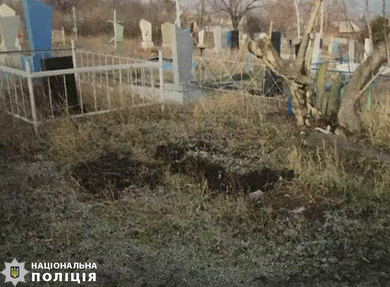 35-летний житель Мариуполя разграбил могилу ради наживы