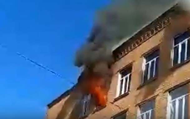 В Хмельницком горит школа: детей эвакуировали