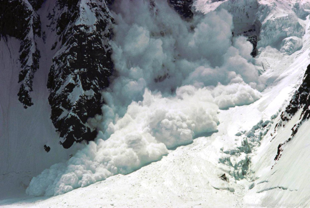 На Закарпатье лавина накрыла туристов, один из них задохнулся под снегом