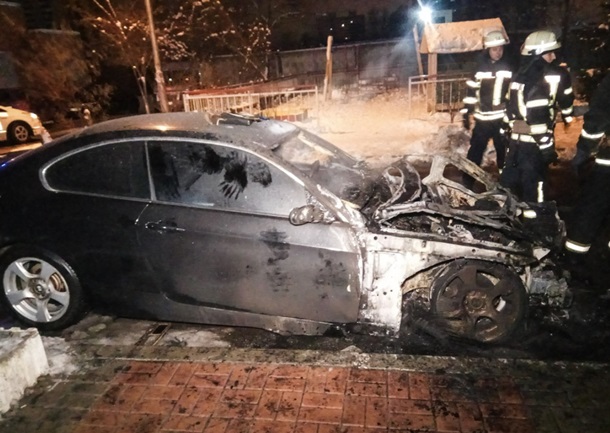 В Киеве сгорели два авто, очевидцы заявляют о поджоге