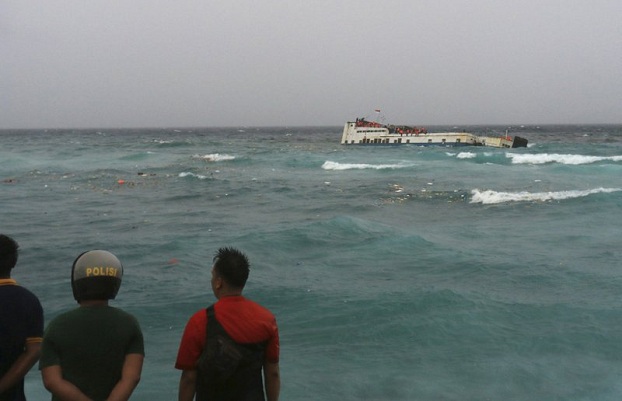 В Индонезии в результате аварии затонул паром: более 30 человек погибли