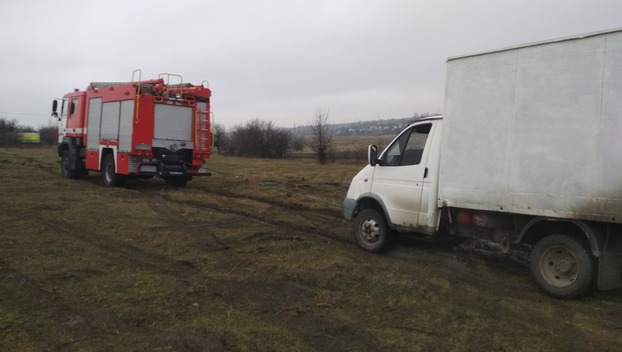 Вперед по бездорожью: в Доброполье в поле застряли четыре автомобиля