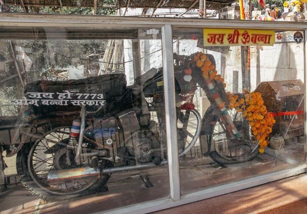 В Индии люди возвели в божество мотоцикл