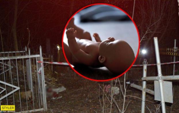 На кладбище нашли мертвого младенца, замотанного в ткань и заклеенного скотчем
