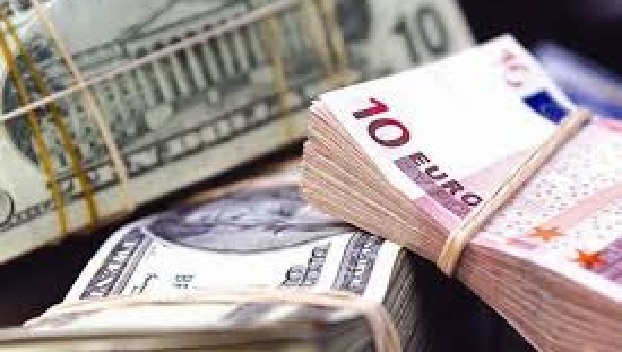 Экономисты считают, что у украинцев нет денег, чтобы приобретать валюту 