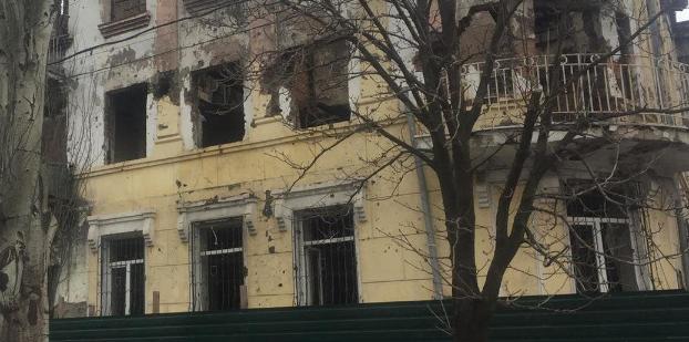 В Мариуполе у сгоревшего здания управления полиции изменился собственник