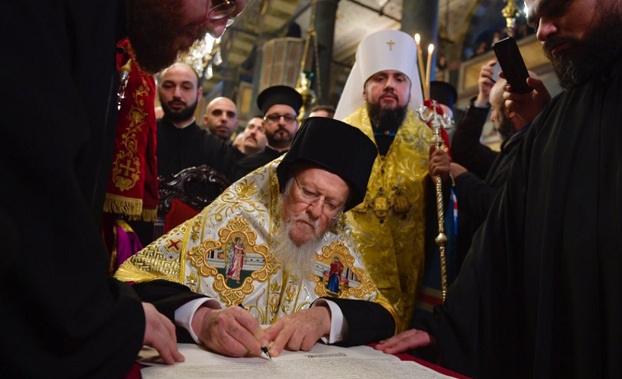 Вселенский патриарх передал томос об автокефалии митрополиту Епифанию