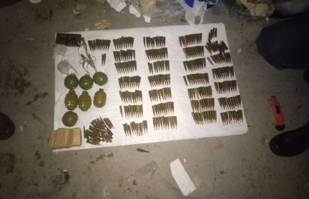 В гаражном кооперативе Мариуполя нашли наркотики и арсенал оружия