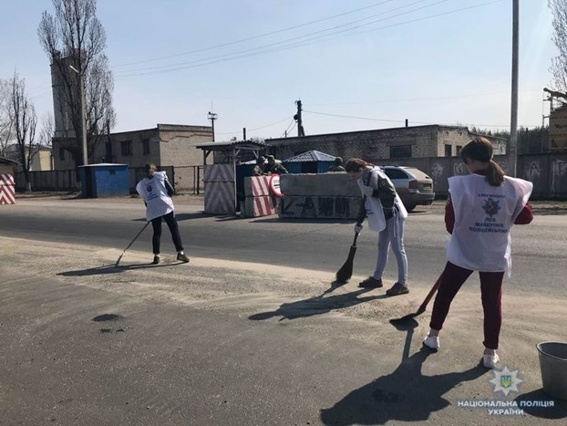 Школьники Славянска провели субботник на блокпостах города