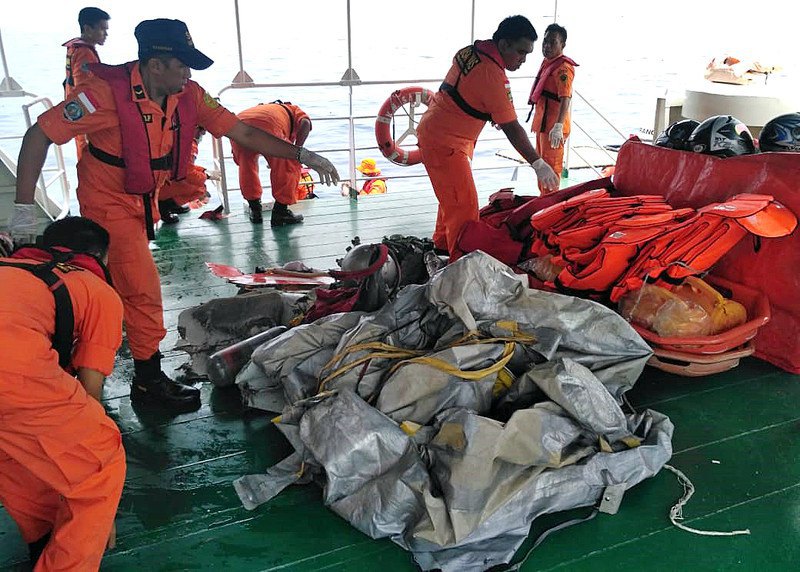 Индонезийский боинг со 189 пассажирами на борту упал в море