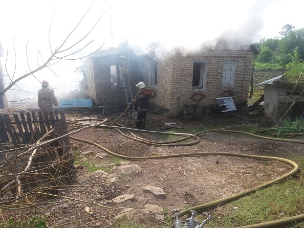 Снаряды сжигают дома жителей Донецкой области