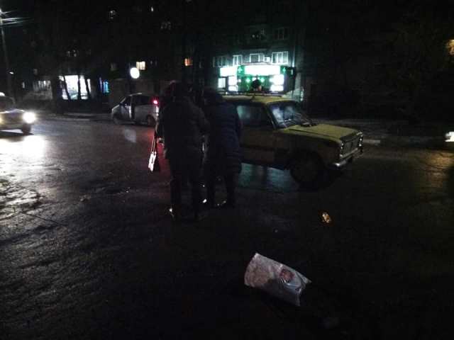 В Мирнограде водитель сбил двух пьяных женщин и увез их на своей машине