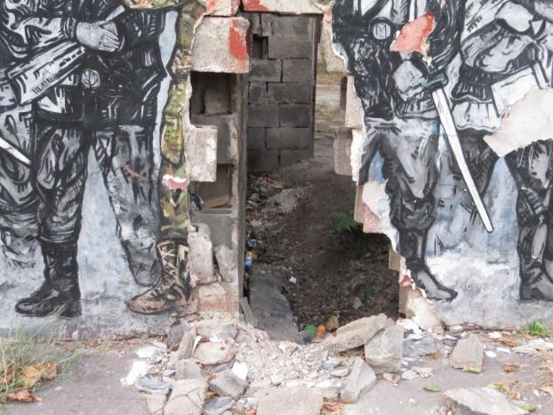 В Мариуполе разбили стену с муралом от полка «Азов»