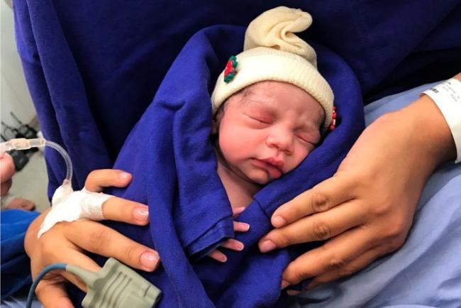 Женщина родила ребенка после пересадки матки от мертвого донора