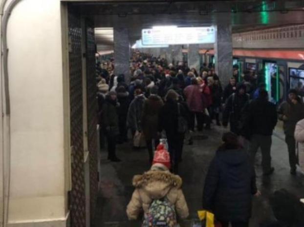 Давки и очереди на вход: в московском метро произошли сбои сразу на двух ветках