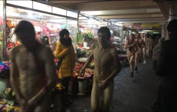 В центре Киева заметили толпу бегущих голых мужчин