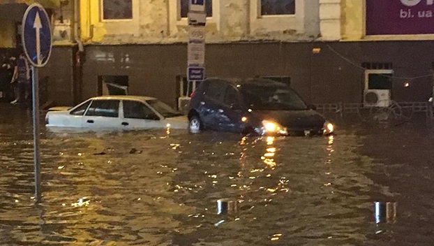 Киев снова затопило