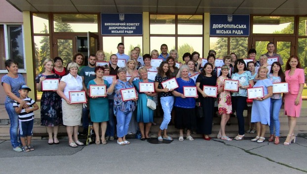 В Доброполье победителям конкурса «Громада своими руками» вручили сертификаты на реализацию их идей