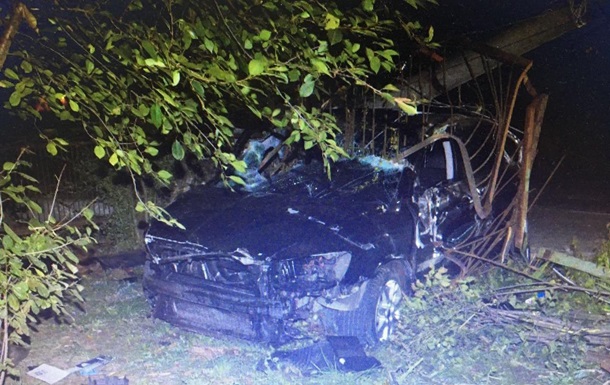 Во Львовской области авто врезалось в электроопору: двое погибших