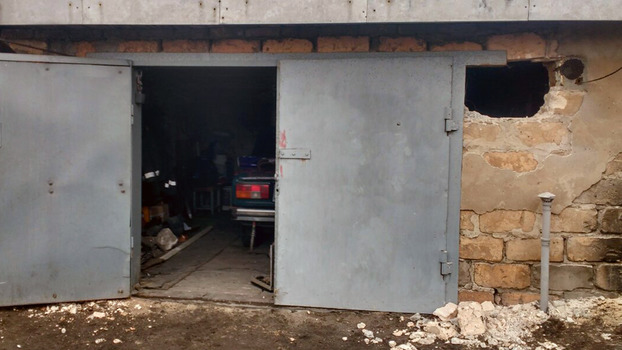 В Водянском угонщики разобрали стену гаража и украли скутер