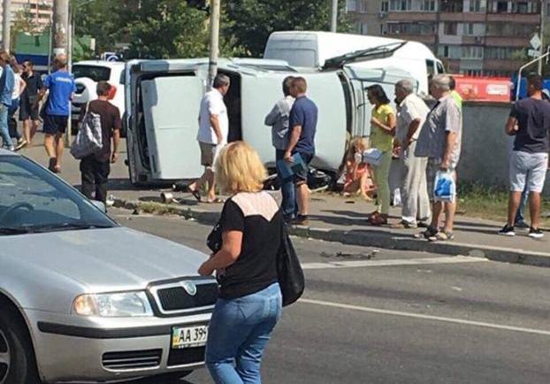 Появились фото и видео влетевшего в толпу пешеходов автомобиля в Киеве