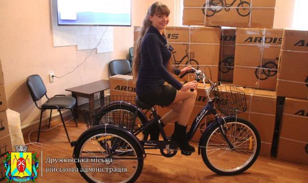 Социальным работникам в Дружковке выдали велосипеды