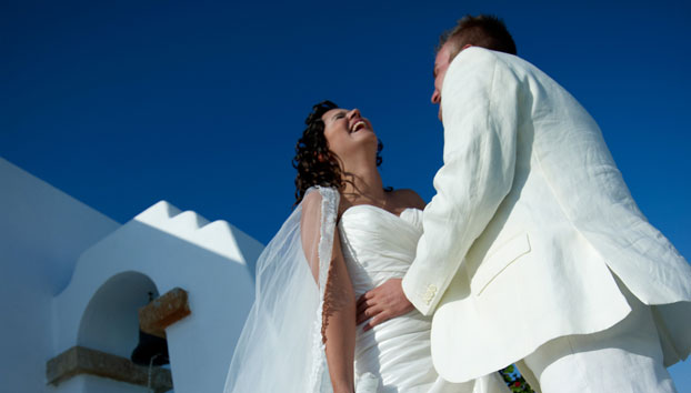 В Греции запретили свадьбы из-за интимной фотографии на фоне святыни (18+)