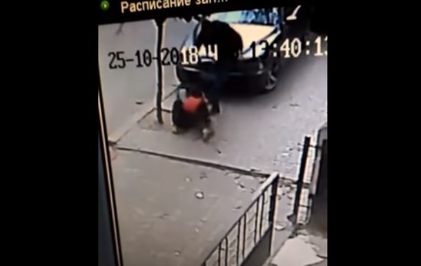 В Черновцах полицейский избил мужчину за неправильную парковку