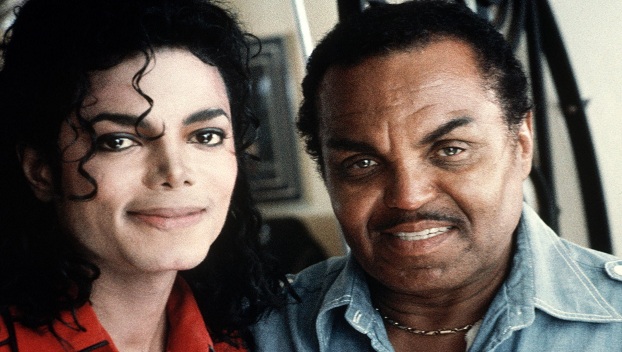Отец Майкла Джексона делал сыну гормональные инъекции 